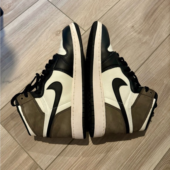 Air Jordan 1 Retro High OG 'Dark Mocha' - Picture 1 of 6